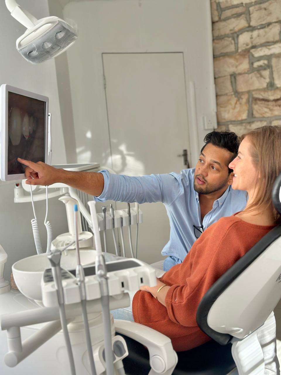 Dr. Reddy showing a patient their intra-oral scan